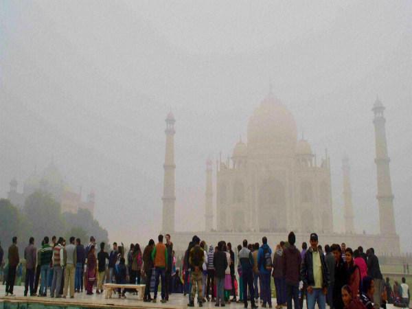 कोहरे में घिरा हुआ ताज