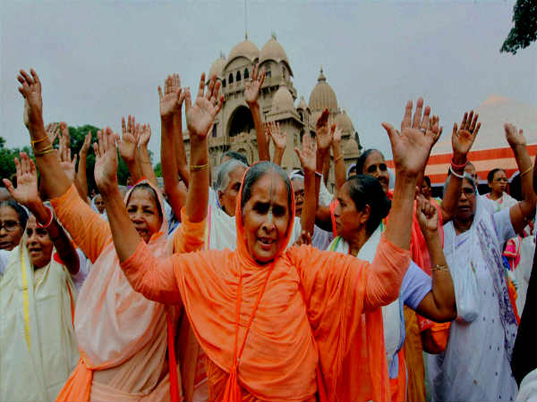 वृंदावन में होली के रंग में रंगी विधवाएं 