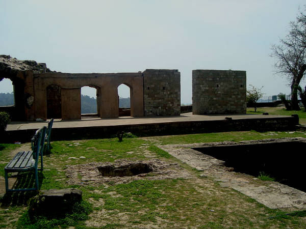 किले का महल परिसर 