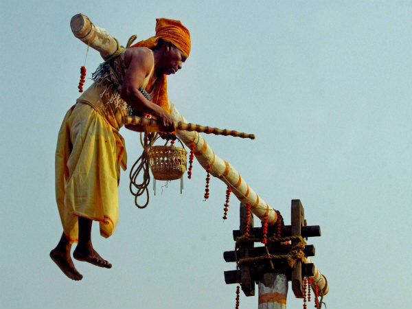 क्यों अपने आप में अद्भुत है चरक पूजा 