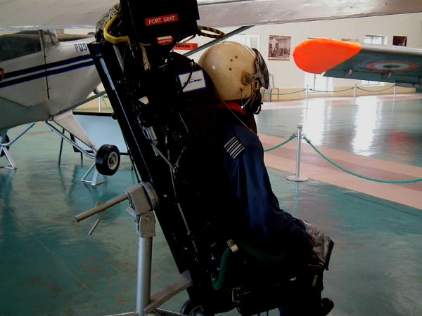 कॉमर्शियल और डिफेंस के जहाज़ एक साथ उड़ते हैं