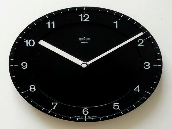 जहां देवता को भक्त चढ़ाते हैं दीवार घड़ी