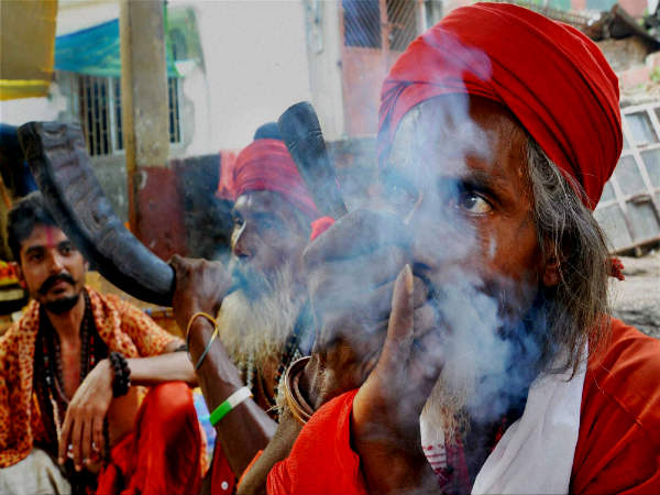 अम्बुबाची मेले में साधू 