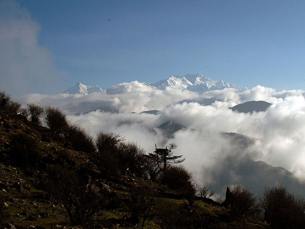 दूर तक फैले पहाड़