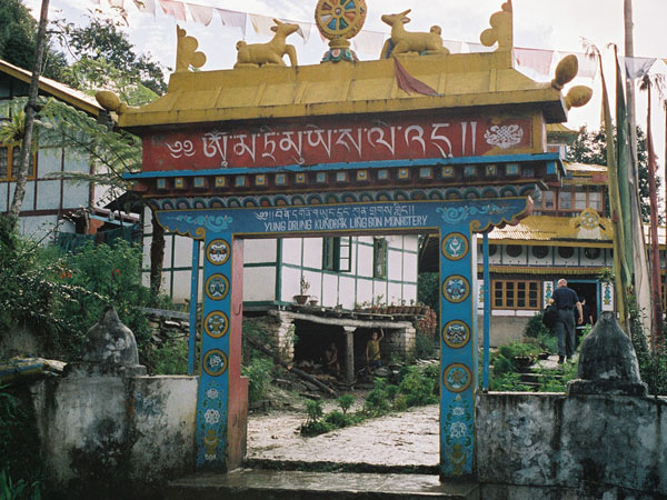 शांति का रास्ता दिखाते हुए मठ