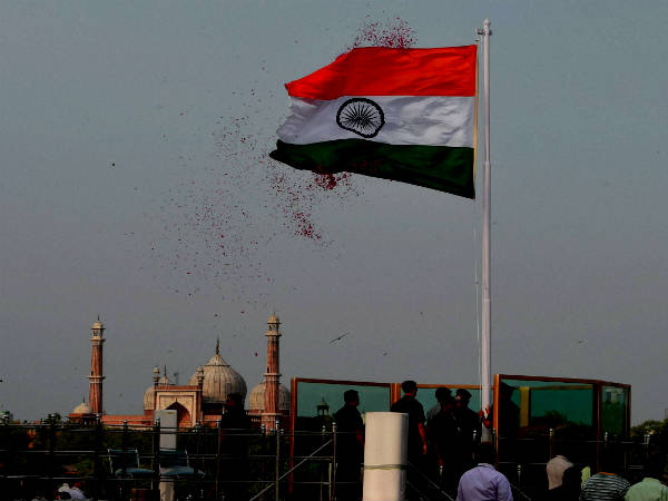 लाल किले पर झंडा 