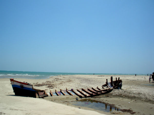 मछली पकड़ने की टूटी नाव