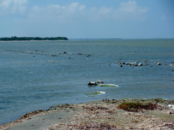 नष्ट हो चुका रेल ट्रैक