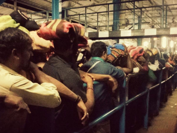 दर्शन के लिए भक्तों की भीड़ 