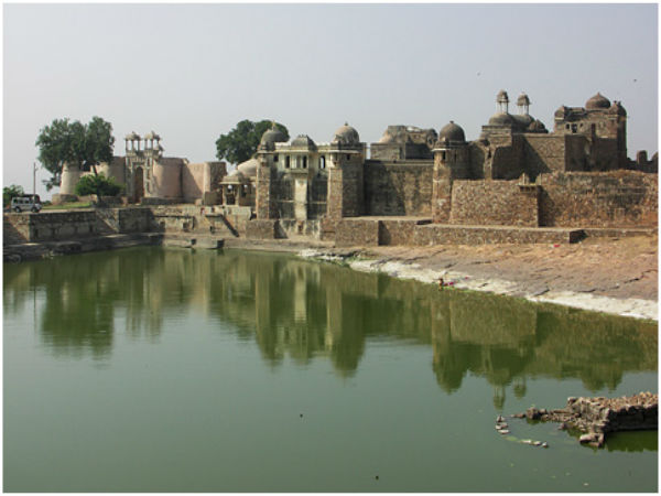 चलफिर शाह की दरगाह 