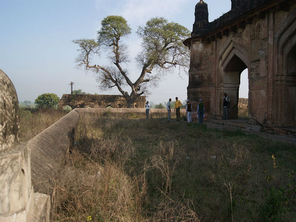 चौरासी गुम्बद के बाहर का दृश्य 
