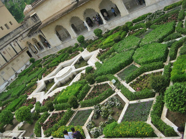 आमेर किले के अंदर गार्डन 