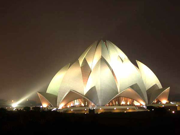 शाम में जगमगाता कमल मंदिर 