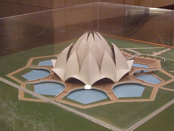 कमल मंदिर का एक लघु मॉडल