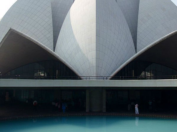 कमल मंदिर का तालाब