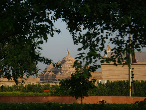  मंदिर के परिसर में कुछ भी ले जाने की अनुमति नहीं 