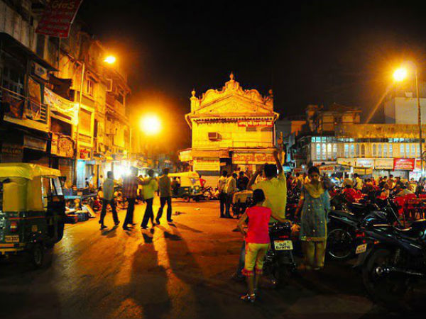 मानेक चौक पर स्वादिष्ट स्ट्रीट फ़ूड का आनंद 