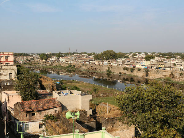 नौलखा महल पहुँचें कैसे?