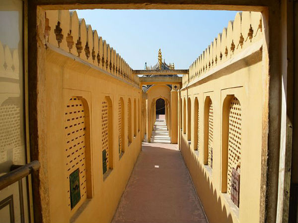 महल के गलियारे 