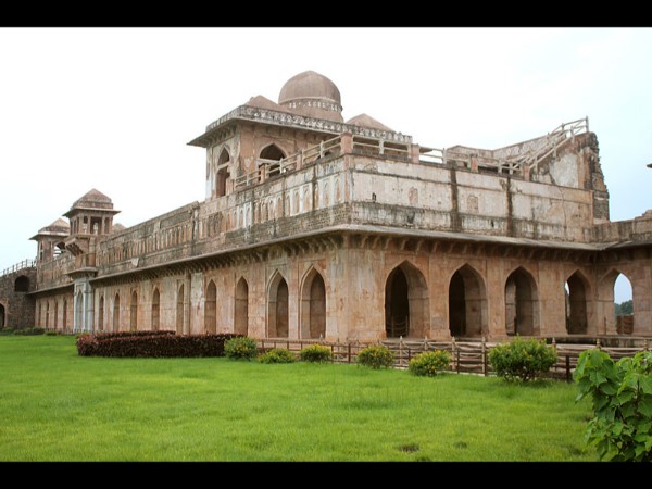 जहाज़ महल पहुँचें कैसे?