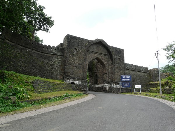  स्वागत करते दरवाज़े 