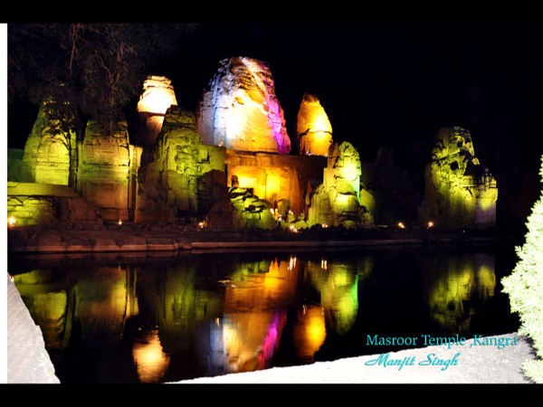 मंदिर की शानदार वास्तुकला और नक्काशियां 