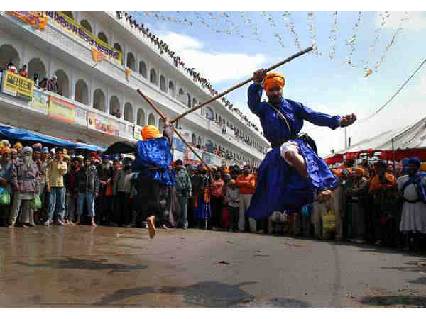 पंजाब में आनंदपुर साहिब की वारियर होली 