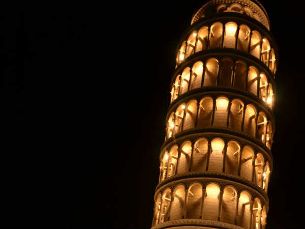 पीसा की झुकी हुई मीनार 