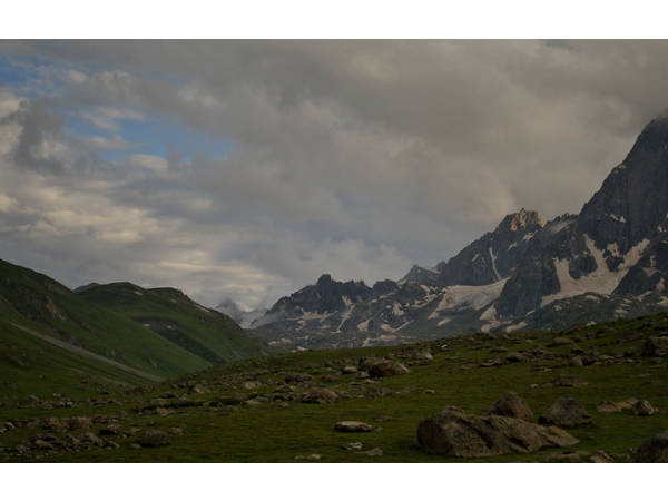 दूसरा दिन : - 12 कि.मी. ट्रेक, लगभग 7 घंटे (निचनाईदर्रे के माध्यम से विश्वेश्वर झील के लिए नैचनाई)