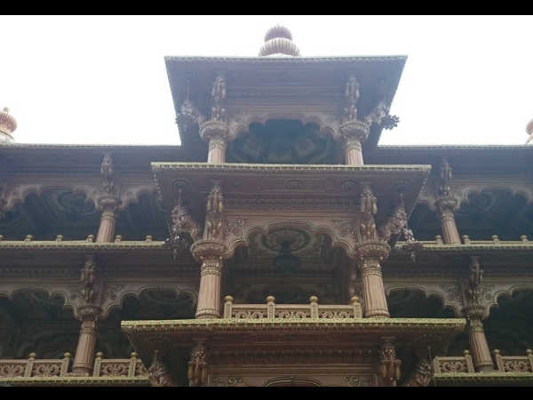 मुख्य प्रागण में हैं मूर्ति 