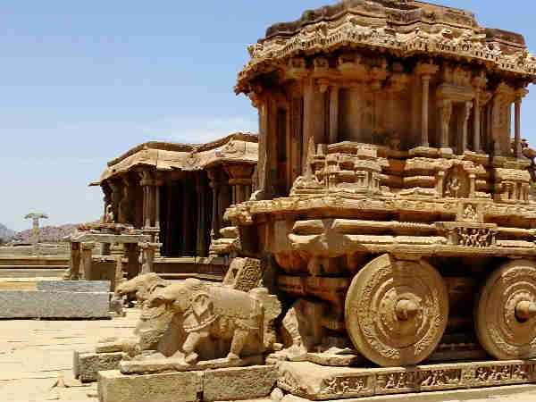 हम्पी के खंडहरों को निहारिये 