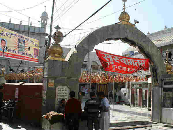 मंदिर के आसपास निषेध है शराब और सिगरेट