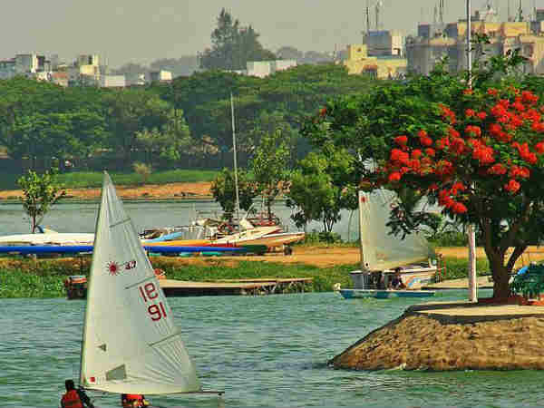 सड़क मार्ग द्वारा हैदराबाद 