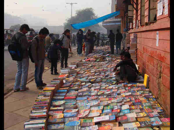 200 रुपए में किताबे ही किताबें