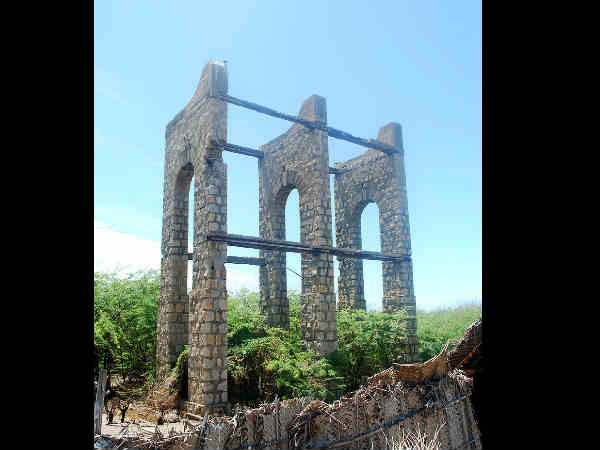 चक्रवात ने कर दिया तहस नहस