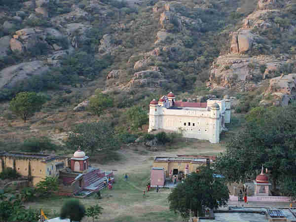 कहां स्थित है पहाड़ी?