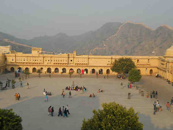 मुगल- राजपूत वास्तुकला का समावेश है आमेर किला 