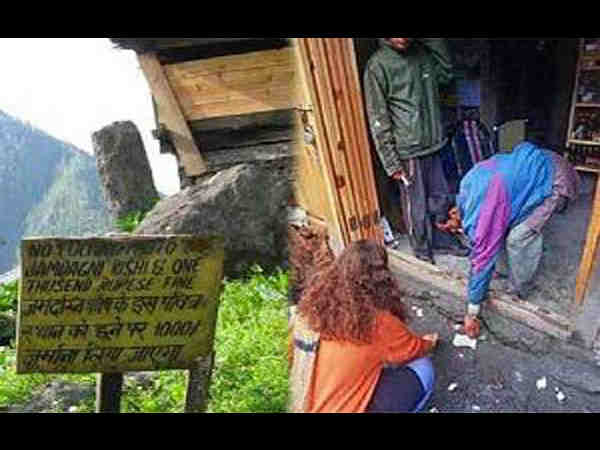 दुकान के बाहर से मांगना पड़ता है सामान 