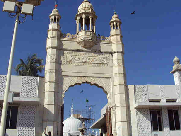 समंदर से घिरा है दरगाह हाजी अली