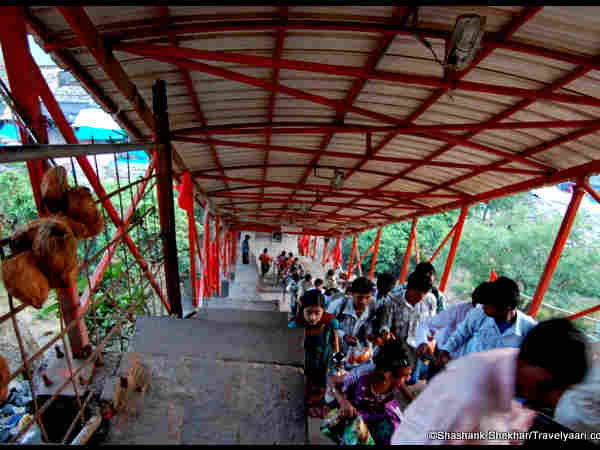 रोपवे से पहुंच सकते हैं मंदिर 