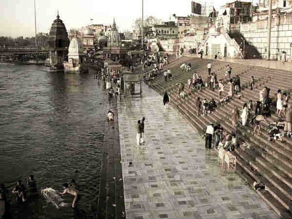 गंगा में लगाये डुबकी 