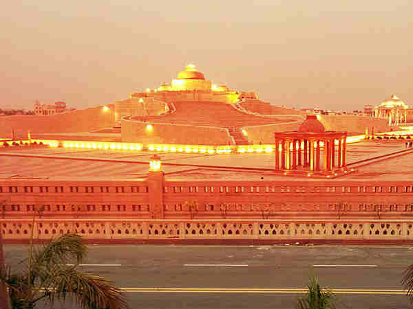 कब रखी गयी थीं नींव 