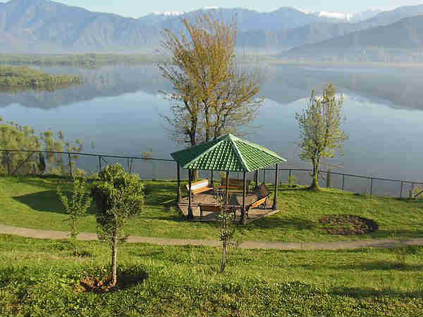 वुलर झील