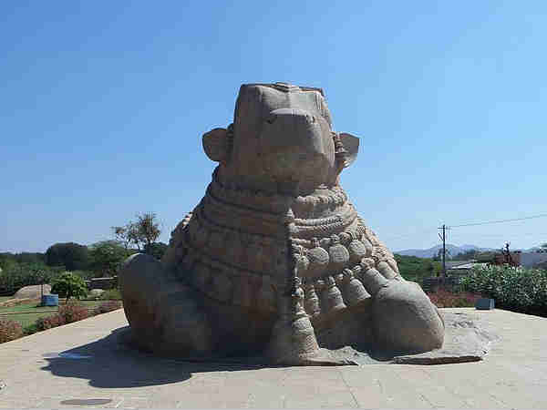 नंदी की मूर्ति