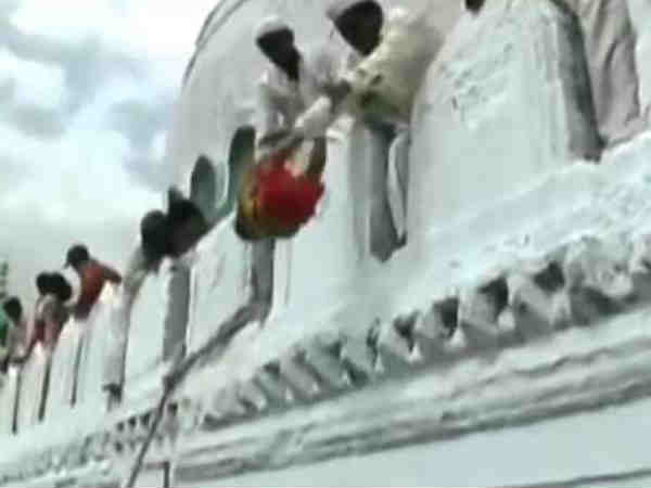 अच्छे भाग्य के लिए छत से फेंकते हैं बच्चों को