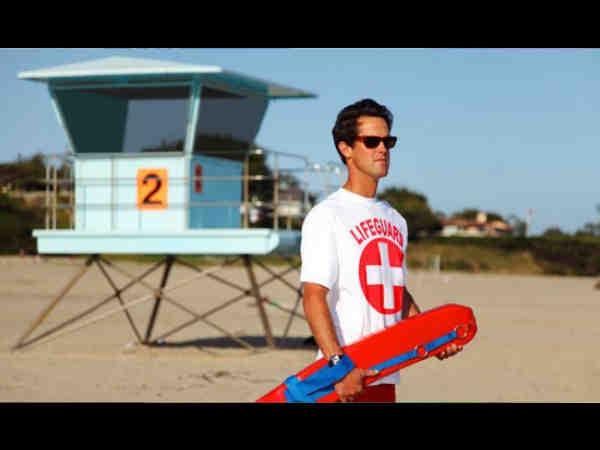 लाइफगार्ड रखे साथ 