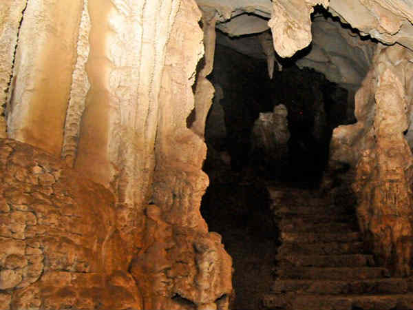 सिंघनपुर गुफ़ा