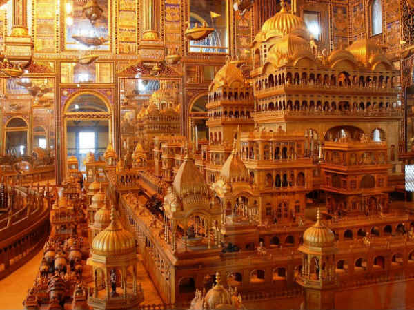 लाल पत्थरों से निर्मित