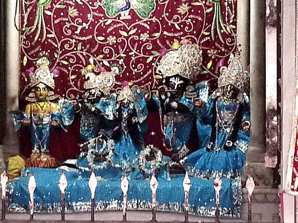  राधा गोकुलनंद मंदिर 