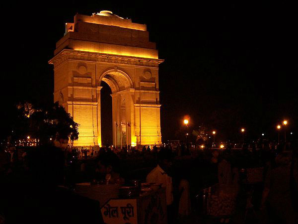 इंडिया गेट पर रात में आइसक्रीम 